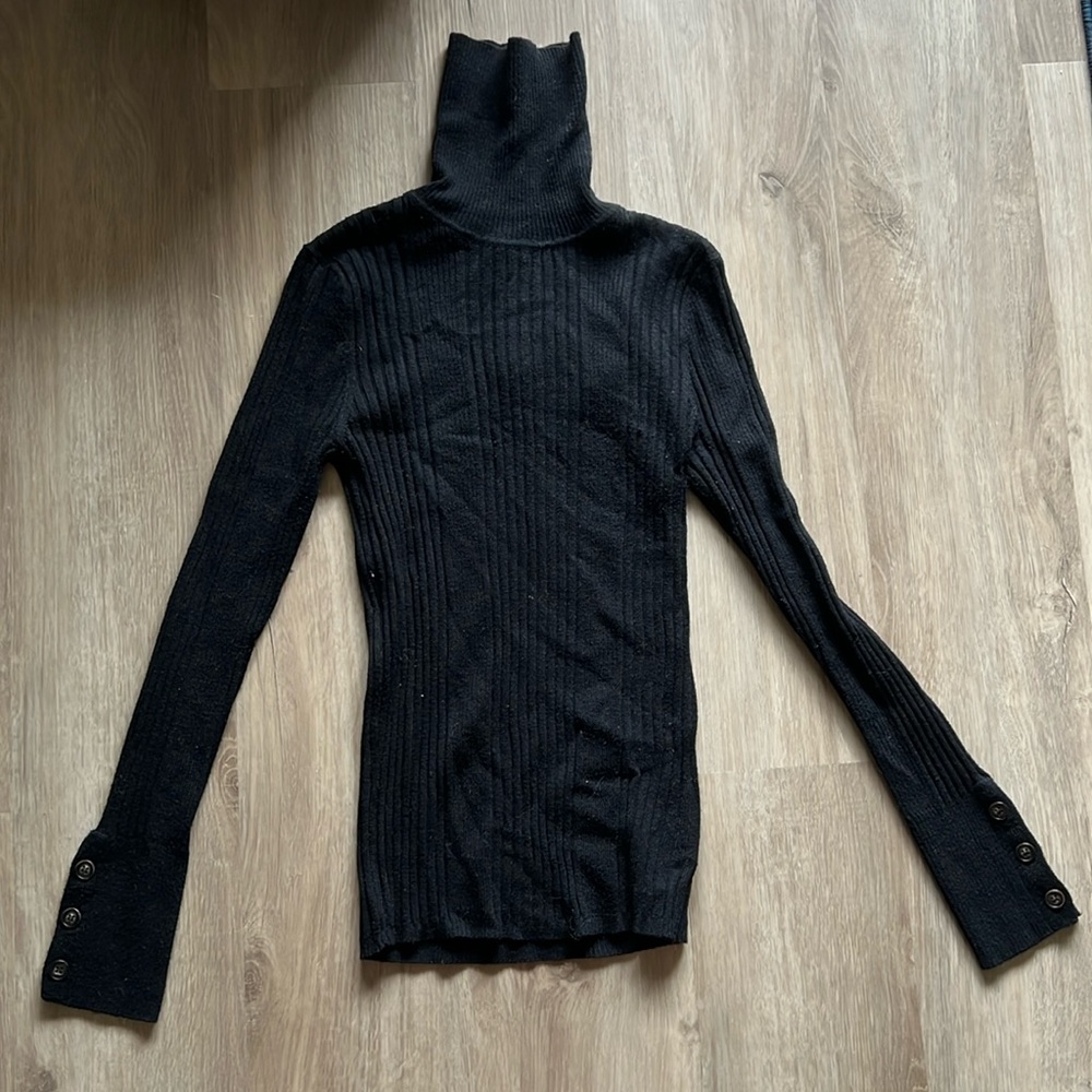Long sleeve black tunic. Button detailing on sleeve